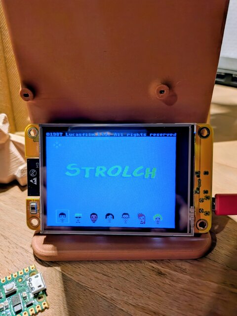 klitzeklein Der Startbildschirm von Maniac Mansion und anstelle des Titels steht “Strolch”.
