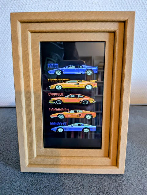 Selbstgebauter Bilderrahmen auf Kommode. Zeigt Screenshot eines C64-Spiels.